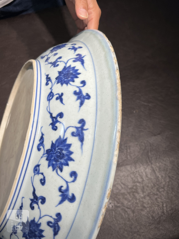 清雍正 仿永乐青花缠枝莲纹折沿大盘 - 图32